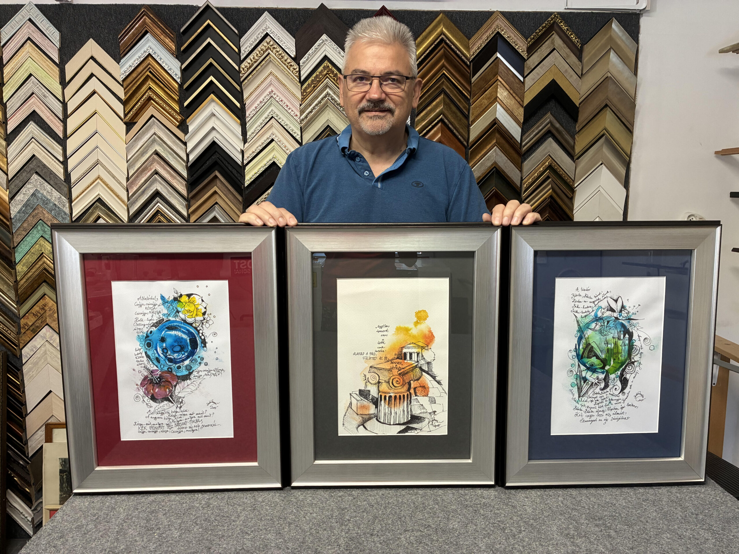 Három különböző grafika azonos keretben, a képek színvilágához igazított paszpartukkal.