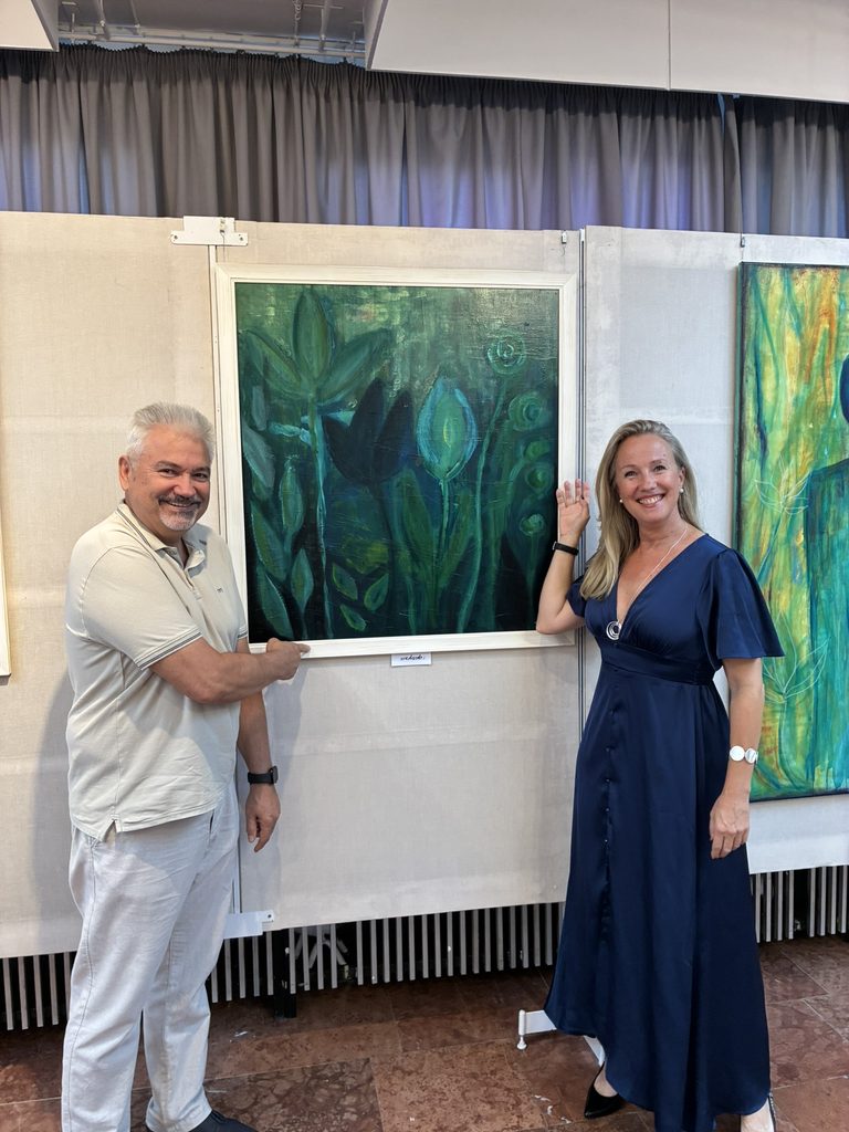 Putnoki Ágival a szentesi Tokácsli Galériában, az egyik általam keretezett festménye előtt.