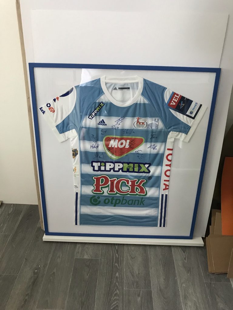 Dedikált Pick Szeged sportmez keretezése