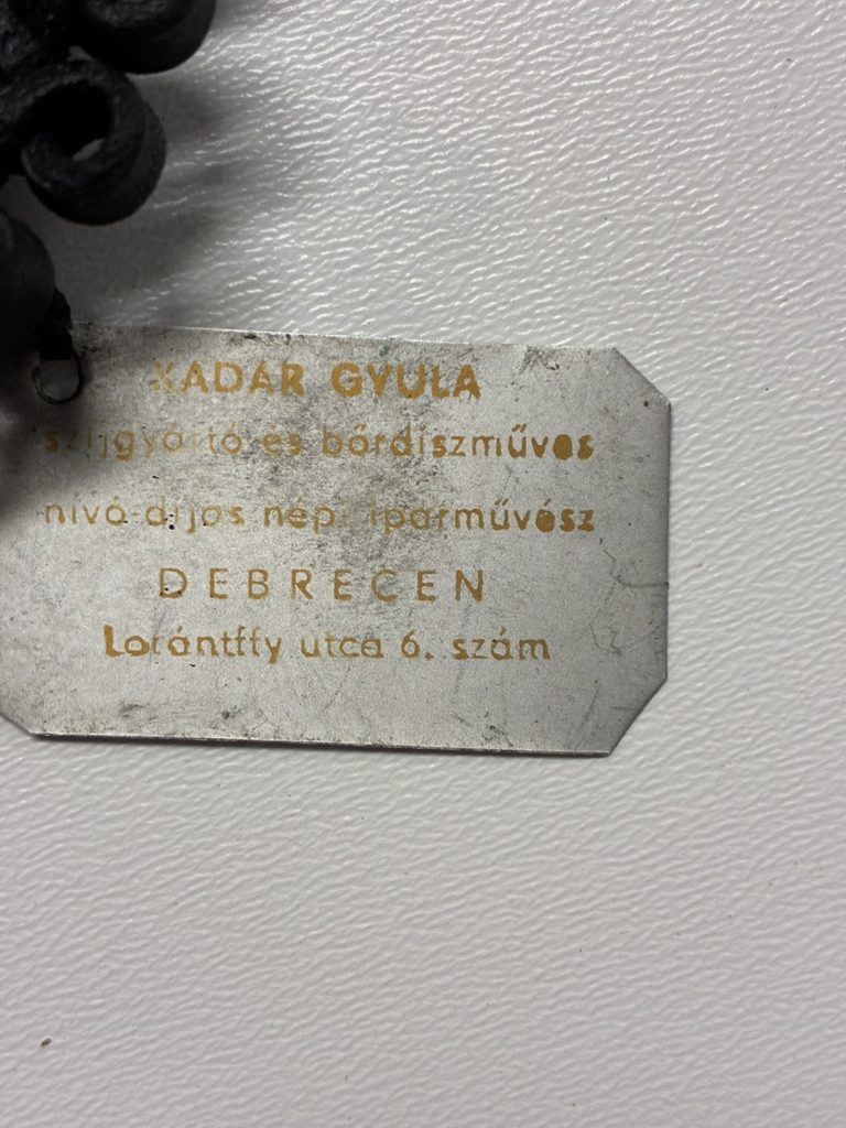 Kádár Gyula bőrdíszének eredeti azonosítótáblája
