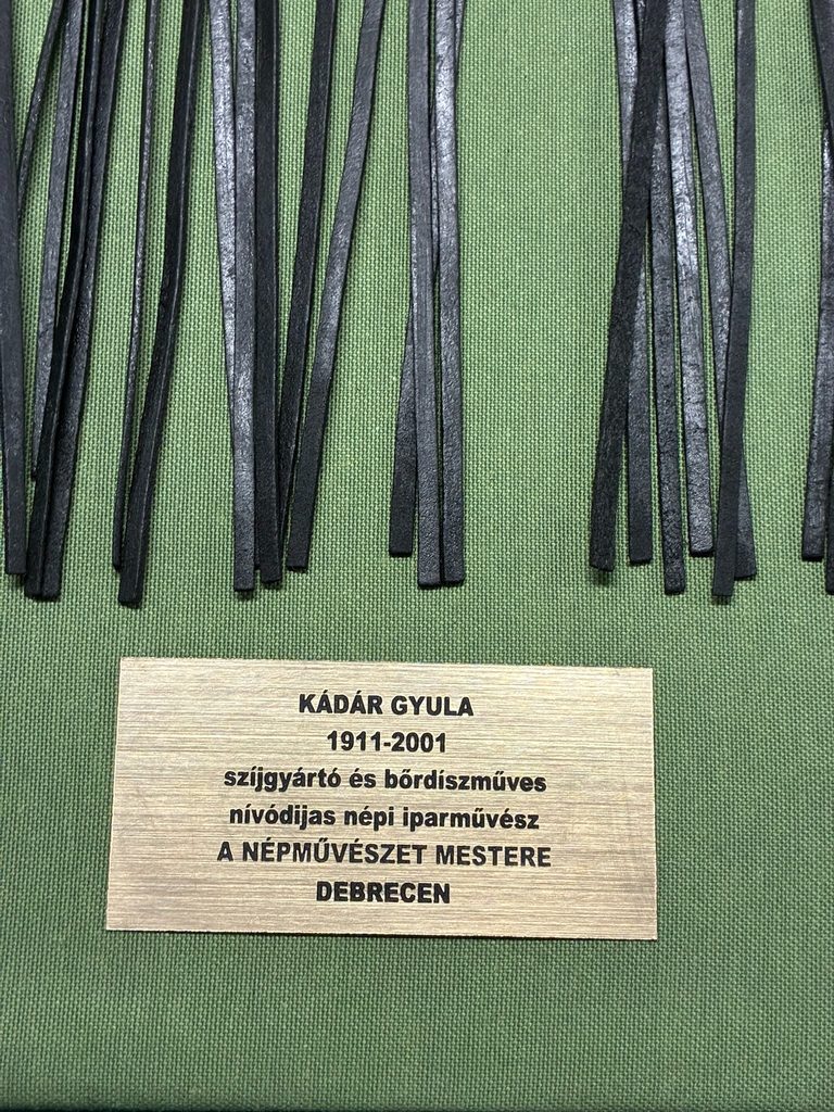 Kádár Gyula lézergravírozott ismertetőtáblája