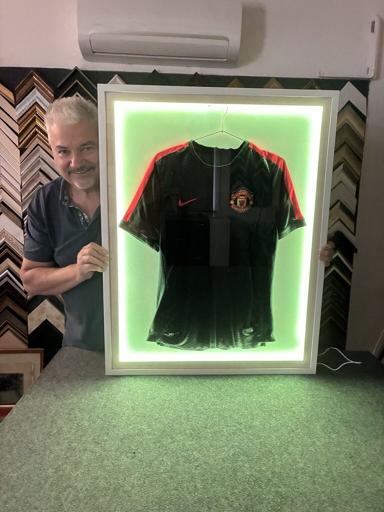 Sportmez keretezése zöld LED-világítással a Keretmester műhelyében